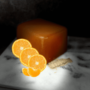 Pâte de fruit artisanale aux saveurs d'orange, mandarine et cardamome, capturée dans une lumière douce.