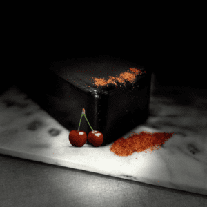 Pâte De Fruit Cerise Piment D’espelette Pâtes de fruits Qualité Artisanale Bloc de pâte de fruit artisanale cerise et piment d’Espelette des Délices de Loris, montrant sa texture moelleuse