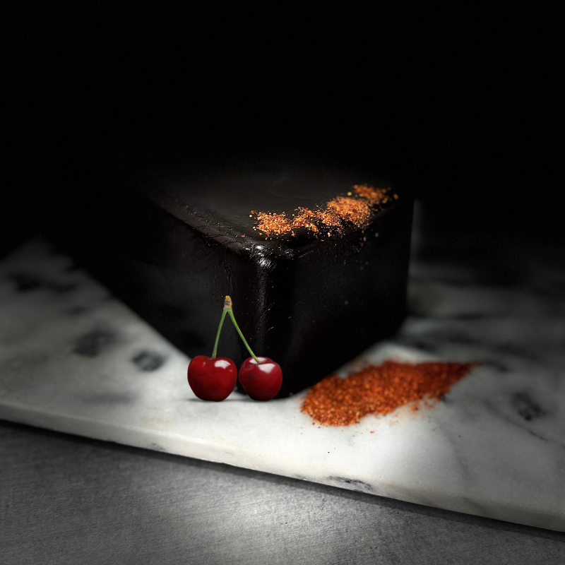 Pâte De Fruit Cerise Piment D’espelette Pâtes de fruits Qualité Artisanale Bloc de pâte de fruit artisanale cerise et piment d’Espelette des Délices de Loris, montrant sa texture moelleuse