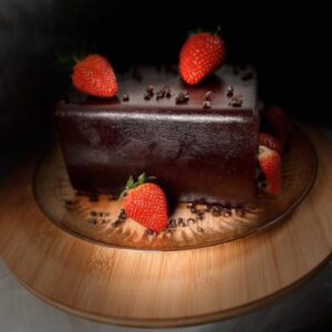 Bloc artisanal de pâte de fruit fraise au poivre de Timut, mélange de douceur et de piquant subtil.