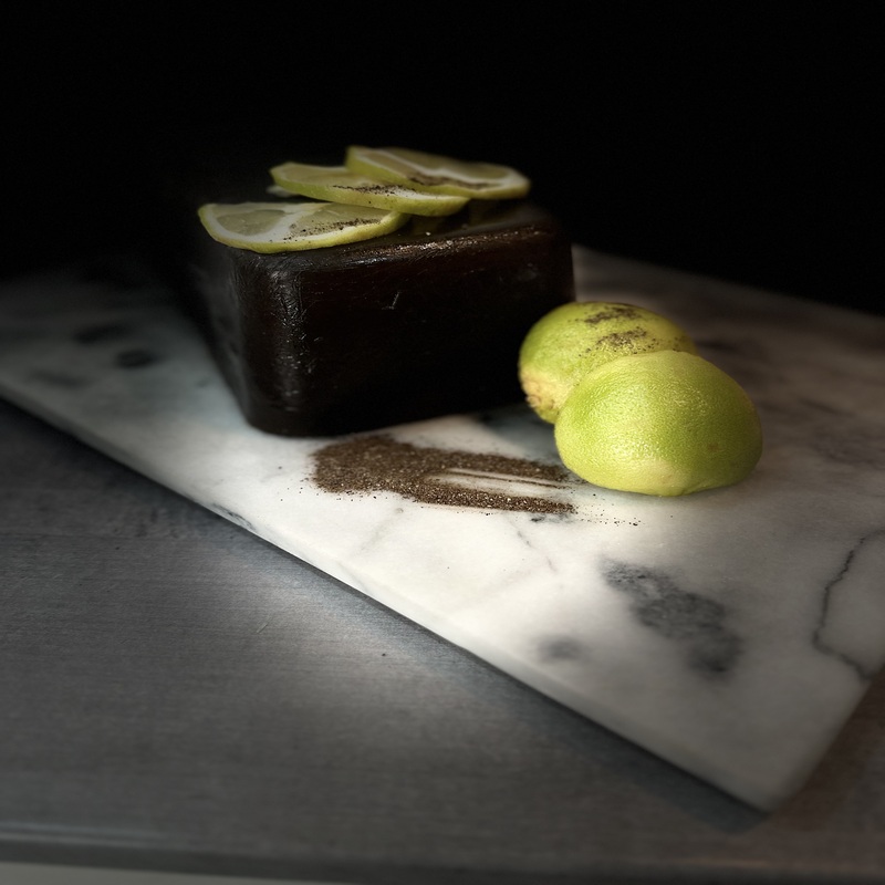 Pâte De Fruit Haut De Gamme Citron Vert Poivre Dragon Pâtes de fruits Qualité Artisanale Gros plan sur la pâte de fruit Citron Vert Poivre Noir Fumé du Vietnam, mettant en valeur ses textures et saveurs.