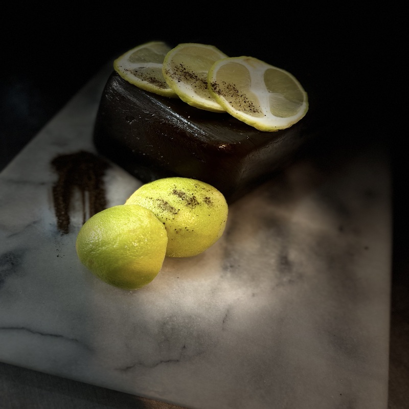 Pâte De Fruit Haut De Gamme Citron Vert Poivre Dragon Pâtes de fruits Qualité Artisanale Pâte de fruit Citron Vert Poivre Noir Fumé, présentée dans un cadre luxueux et raffiné.