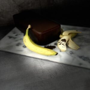 Carrés moelleux de pâte de fruit banane vanille de Madagascar, un délice artisanal tropical.