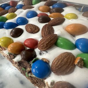 Nougat croquant aux cacahuètes et M&M's, parfait pour les gourmands