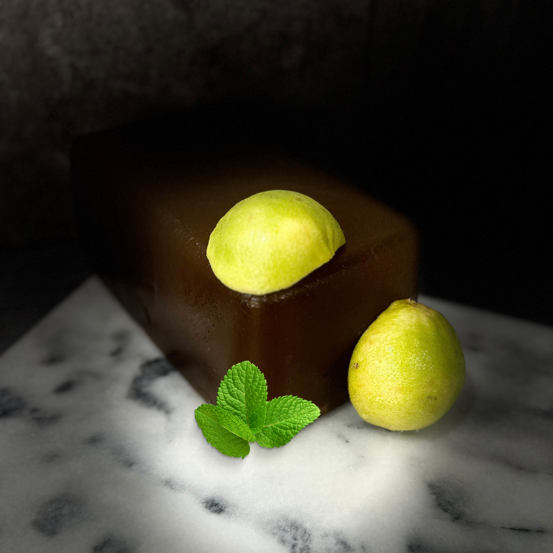 Bloc artisanal de pâte de fruit citron vert menthe, une gourmandise fraîche et délicate.