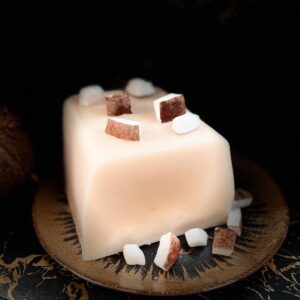 Gros plan sur une pâte de fruit noix de coco, dévoilant sa texture tendre et son aspect artisanal.