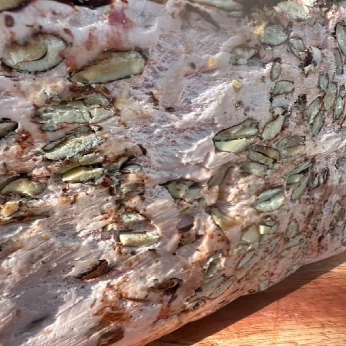 Tranches de nougat framboise avec des éclats de framboises fraîches