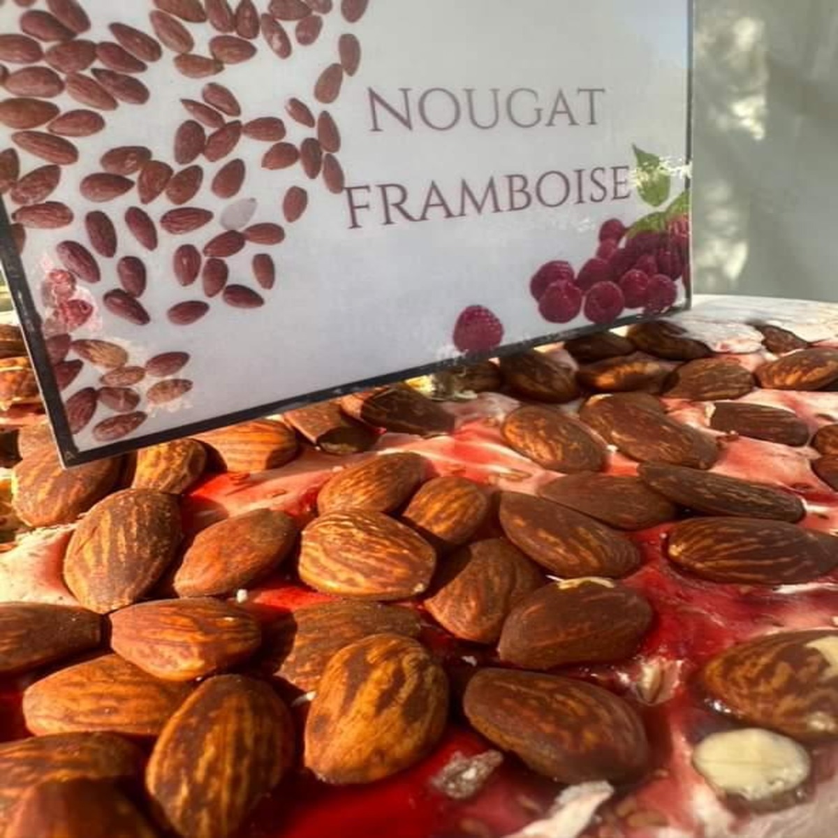 Confiserie artisanale de nougat à la framboise sur fond blanc