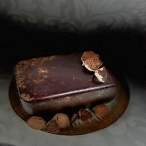 Bloc artisanal de pâte de fruit figue et noix, une confiserie aux saveurs raffinées.