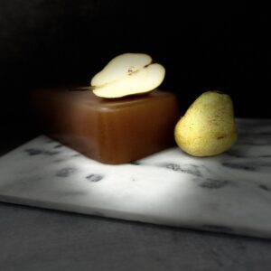 Photo d'une pâte de fruit aux poires, savoureuse et moelleuse, mettant en valeur son authenticité artisanale.