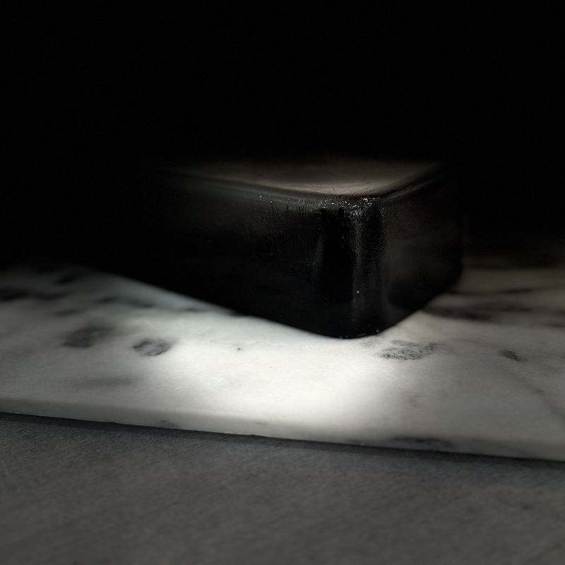 Pâte de fruit saveur cassis, douce et acidulée, fabriquée artisanalement.