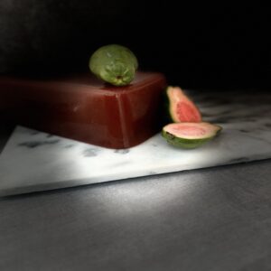 Pâte de fruit artisanale à la goyave rose, douceur exotique et fruitée