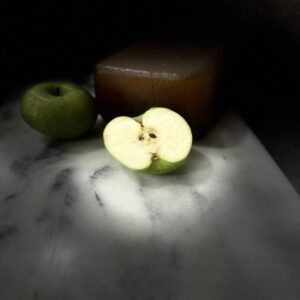Une pâte de fruit artisanale aux pommes vertes, alliant fraîcheur et authenticité pour un plaisir fruité.