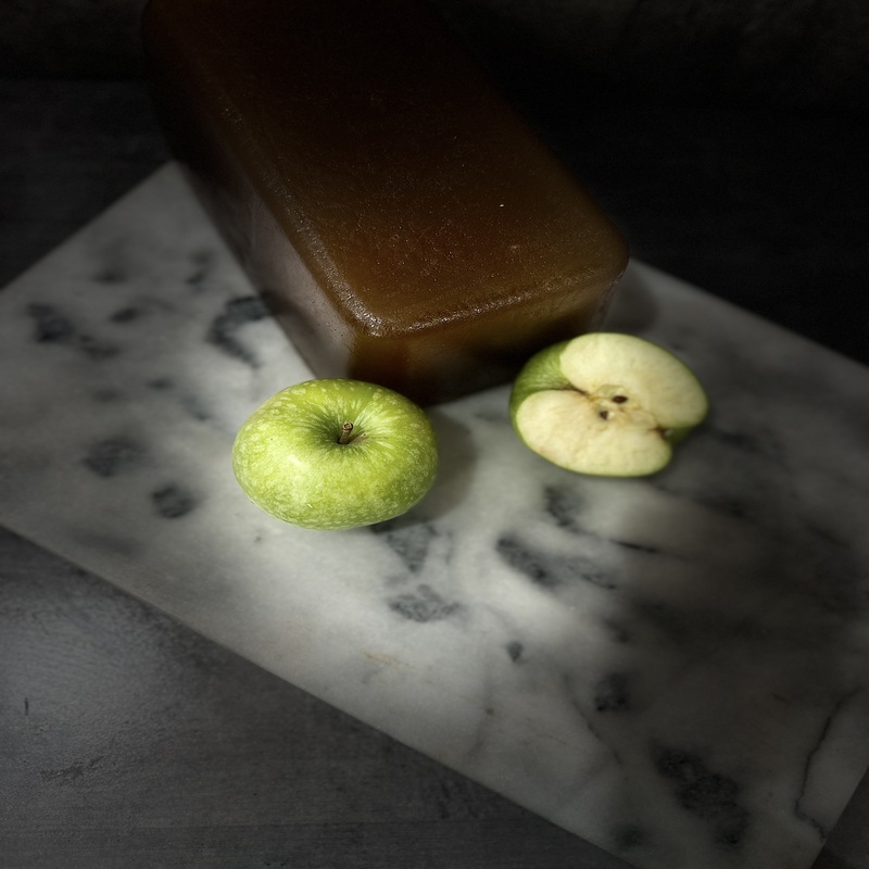 Délicieuse pâte de fruit aux pommes vertes, confectionnée avec soin pour des saveurs naturelles et authentiques.