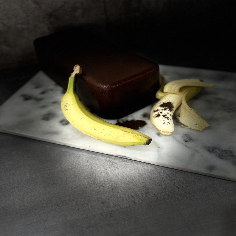 Carrés moelleux de pâte de fruit banane vanille de Madagascar, un délice artisanal tropical.