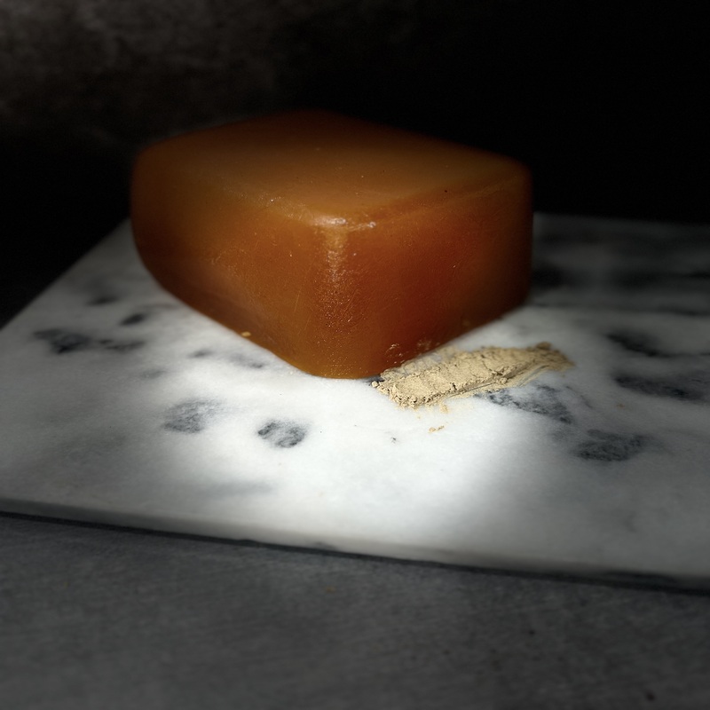 Zoom sur les cubes de pâte de fruits orange mandarine cardamome, confection artisanale raffinée.